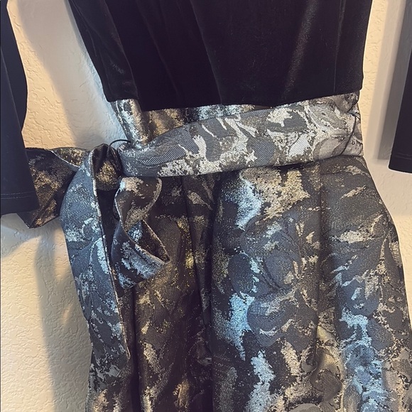 Jessica Howard 10P Elegant Black velvet and Silver shimmer Dress with tulle - Picture 3 of 6